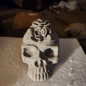 Small skull with rose (unpainted)
